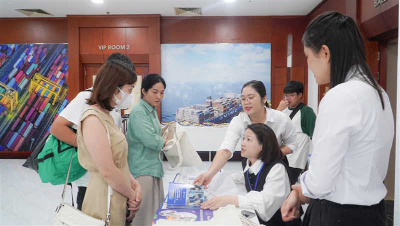 B2F - NƠI BẠN TRỞ THÀNH "CẤU NỐI TƯƠNG LAI" CHO HỌC SINH TOÀN CẦU